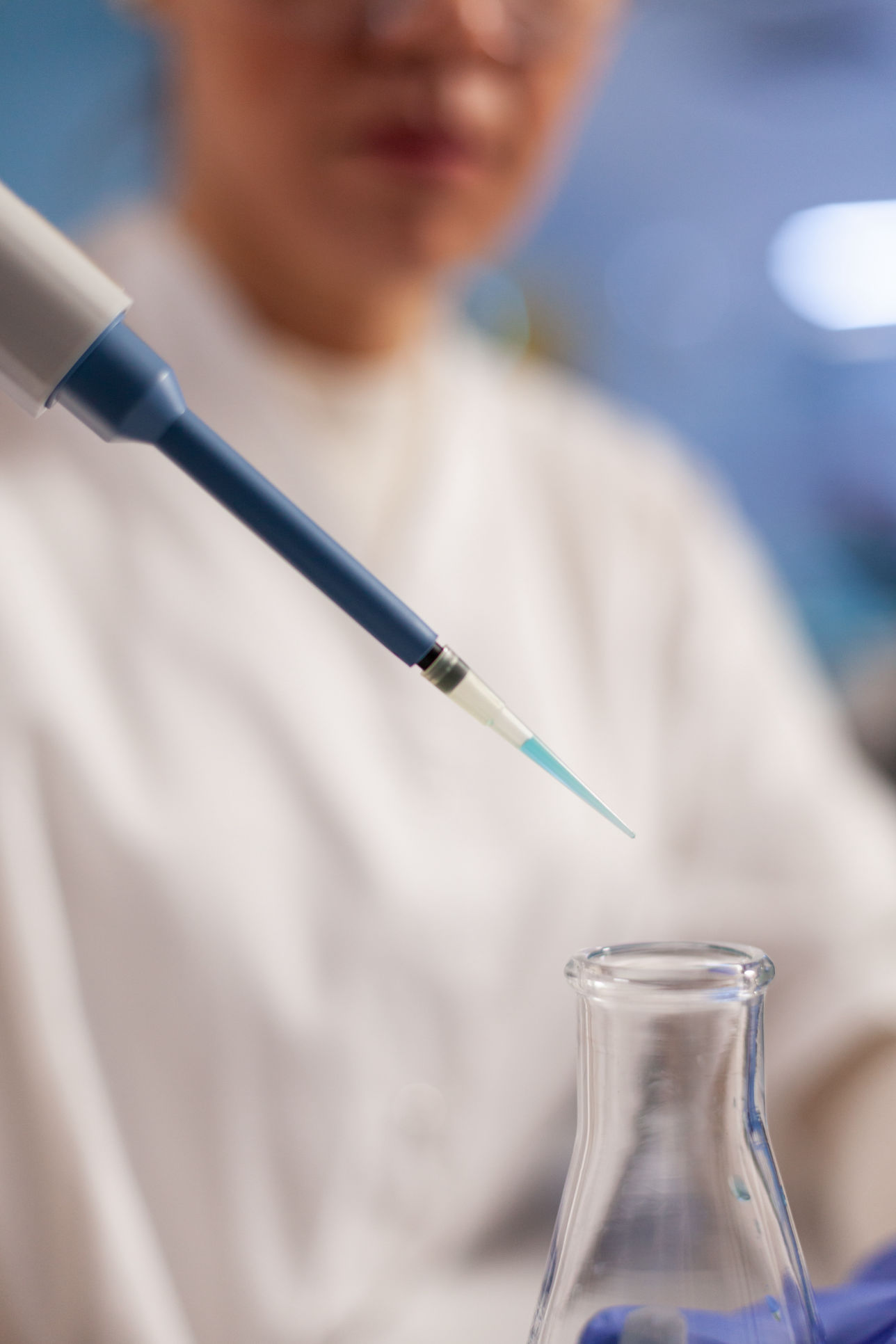 medicina de la longevidad tecnico utilizando una pipeta y en una probeta