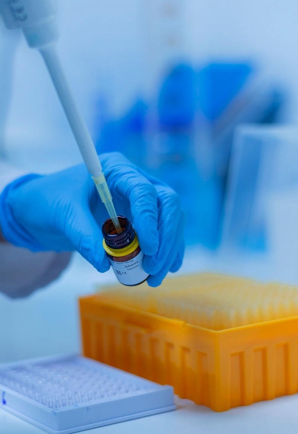 un cientifico trabajando con una con una pipeta en la mano